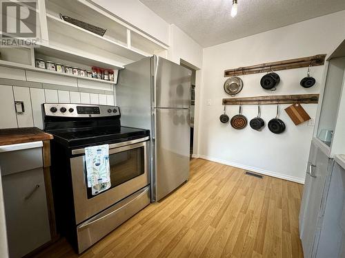 821 110 Avenue, Dawson Creek, BC - Indoor Photo Showing Kitchen