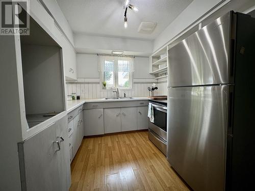 821 110 Avenue, Dawson Creek, BC - Indoor Photo Showing Kitchen With Double Sink