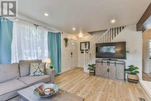 70 Charles Street, London, ON - Indoor Photo Showing Living Room