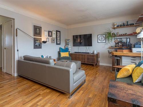 1044 Hillside Ave, Victoria, BC - Indoor Photo Showing Living Room