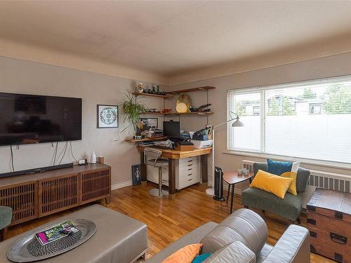 1044 Hillside Ave, Victoria, BC - Indoor Photo Showing Living Room