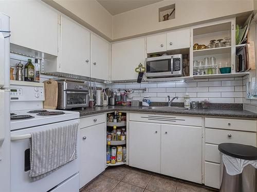 1044 Hillside Ave, Victoria, BC - Indoor Photo Showing Kitchen