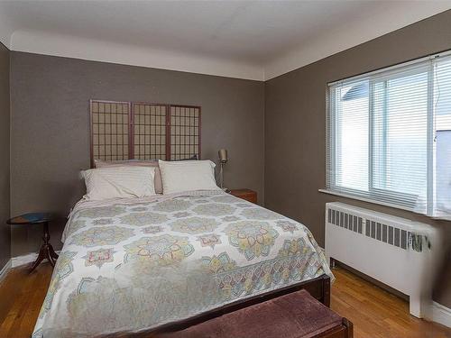 1044 Hillside Ave, Victoria, BC - Indoor Photo Showing Bedroom