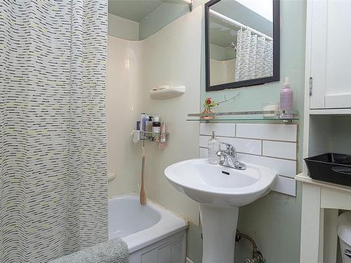 1044 Hillside Ave, Victoria, BC - Indoor Photo Showing Bathroom