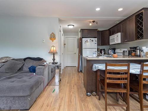 1044 Hillside Ave, Victoria, BC - Indoor Photo Showing Kitchen