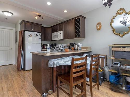 1044 Hillside Ave, Victoria, BC - Indoor Photo Showing Kitchen