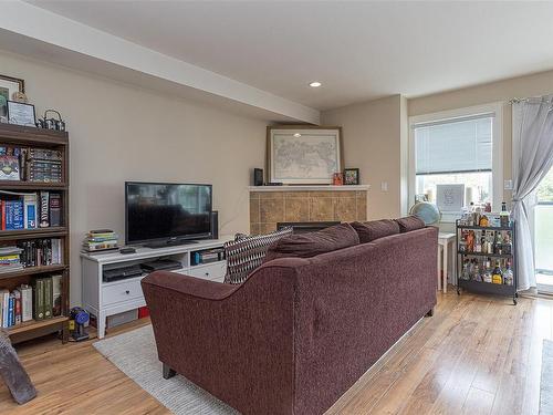 1044 Hillside Ave, Victoria, BC - Indoor Photo Showing Living Room