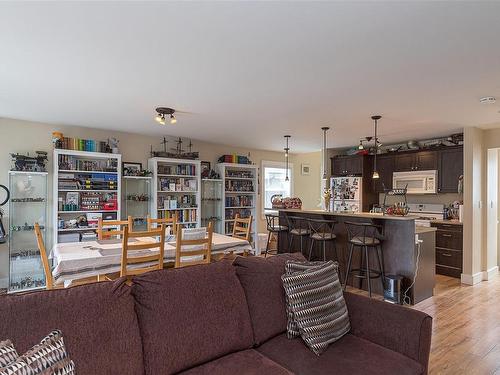 1044 Hillside Ave, Victoria, BC - Indoor Photo Showing Living Room