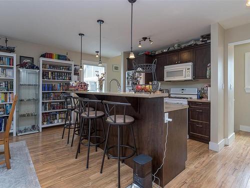 1044 Hillside Ave, Victoria, BC - Indoor Photo Showing Kitchen