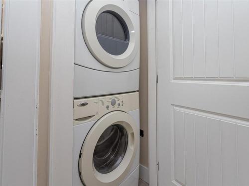 1044 Hillside Ave, Victoria, BC - Indoor Photo Showing Laundry Room