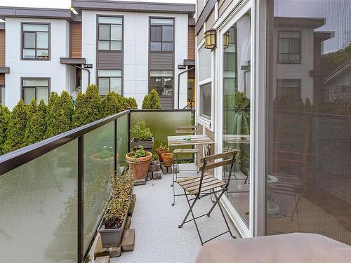 1044 Hillside Ave, Victoria, BC - Outdoor With Exterior