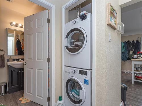 1044 Hillside Ave, Victoria, BC - Indoor Photo Showing Laundry Room