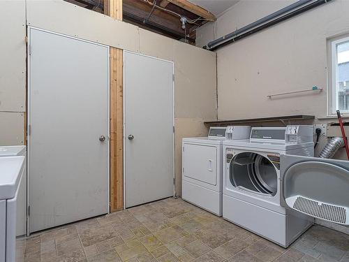 1044 Hillside Ave, Victoria, BC - Indoor Photo Showing Laundry Room