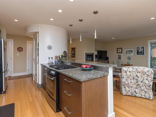 205 St. Andrews St, Victoria, BC - Indoor Photo Showing Kitchen