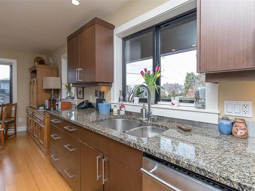 205 St. Andrews St, Victoria, BC - Indoor Photo Showing Kitchen With Double Sink