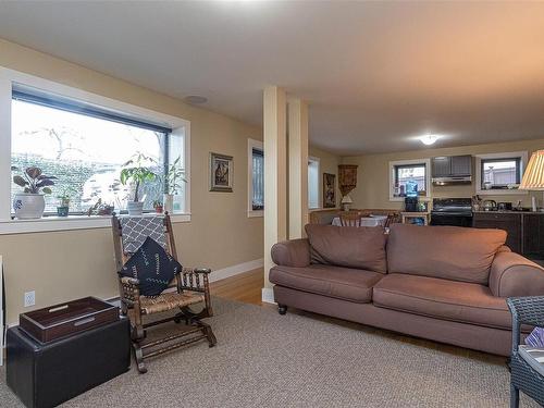 205 St. Andrews St, Victoria, BC - Indoor Photo Showing Living Room