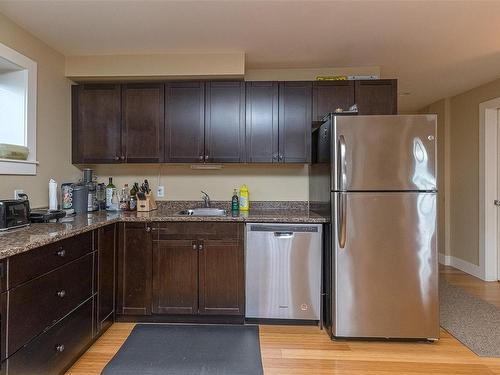 205 St. Andrews St, Victoria, BC - Indoor Photo Showing Kitchen