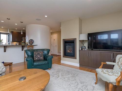 205 St. Andrews St, Victoria, BC - Indoor Photo Showing Living Room With Fireplace