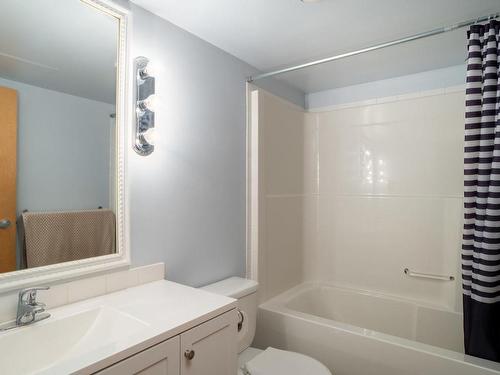 409-1155 Yates St, Victoria, BC - Indoor Photo Showing Bathroom