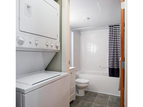 409-1155 Yates St, Victoria, BC - Indoor Photo Showing Laundry Room