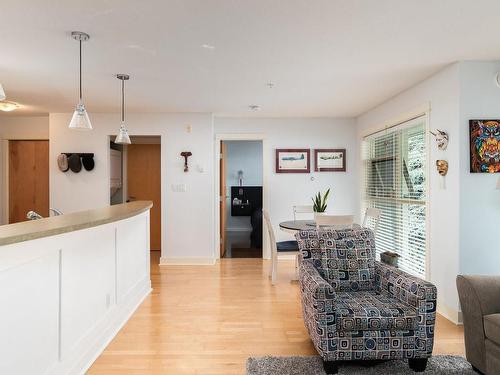 409-1155 Yates St, Victoria, BC - Indoor Photo Showing Living Room