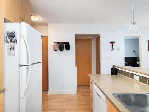 409-1155 Yates St, Victoria, BC - Indoor Photo Showing Kitchen