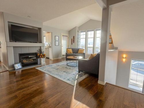 1022 Norview Road, Kamloops, BC - Indoor Photo Showing Living Room With Fireplace