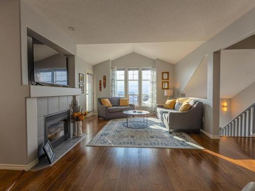 1022 Norview Road, Kamloops, BC - Indoor Photo Showing Living Room With Fireplace