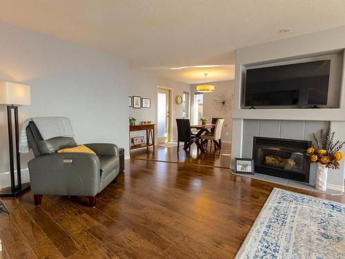 1022 Norview Road, Kamloops, BC - Indoor Photo Showing Living Room With Fireplace