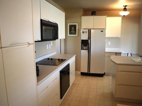 898 Lethbridge Ave, Kamloops, BC - Indoor Photo Showing Kitchen