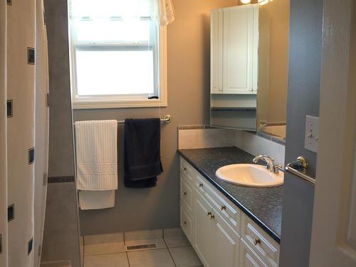 898 Lethbridge Ave, Kamloops, BC - Indoor Photo Showing Bathroom