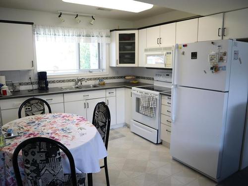 898 Lethbridge Ave, Kamloops, BC - Indoor Photo Showing Kitchen With Double Sink