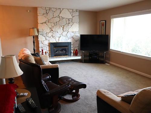 898 Lethbridge Ave, Kamloops, BC - Indoor Photo Showing Living Room With Fireplace