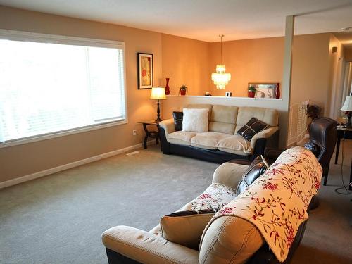 898 Lethbridge Ave, Kamloops, BC - Indoor Photo Showing Living Room