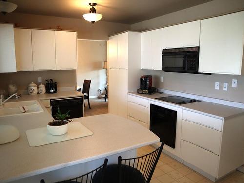 898 Lethbridge Ave, Kamloops, BC - Indoor Photo Showing Kitchen