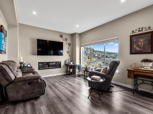 119-1993 Qu'Appelle Blvd, Kamloops, BC - Indoor Photo Showing Living Room With Fireplace