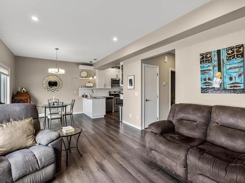 119-1993 Qu'Appelle Blvd, Kamloops, BC - Indoor Photo Showing Living Room