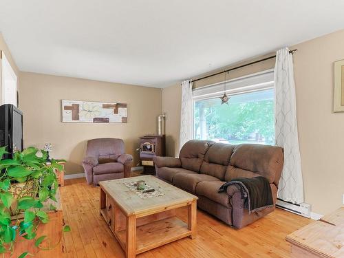 Salon - 6 Rue Lazure, Huntingdon, QC - Indoor Photo Showing Living Room