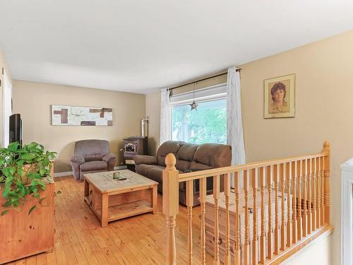 Salon - 6 Rue Lazure, Huntingdon, QC - Indoor Photo Showing Living Room