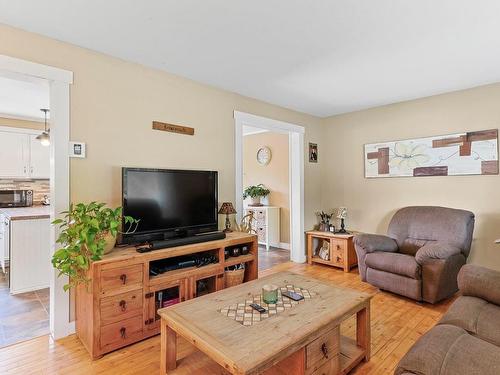 Salon - 6 Rue Lazure, Huntingdon, QC - Indoor Photo Showing Living Room