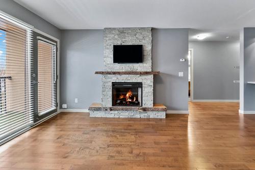 306-1777 Water Street, Kelowna, BC - Indoor Photo Showing Living Room With Fireplace