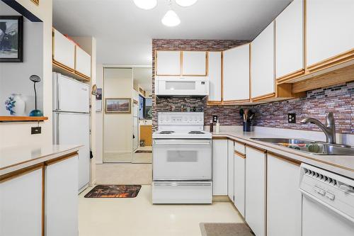 111-180 Hollywood Road, Kelowna, BC - Indoor Photo Showing Kitchen With Double Sink