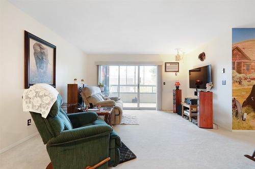 111-180 Hollywood Road, Kelowna, BC - Indoor Photo Showing Living Room