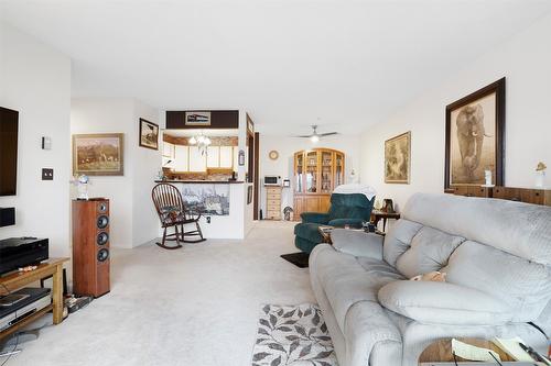 111-180 Hollywood Road, Kelowna, BC - Indoor Photo Showing Living Room