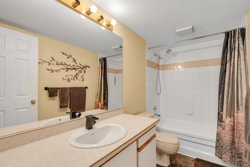 111-180 Hollywood Road, Kelowna, BC - Indoor Photo Showing Bathroom