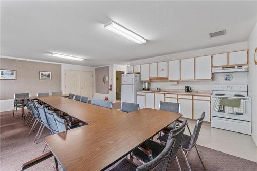 111-180 Hollywood Road, Kelowna, BC - Indoor Photo Showing Kitchen