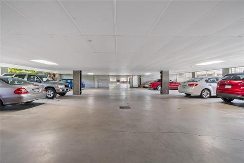 111-180 Hollywood Road, Kelowna, BC - Indoor Photo Showing Garage