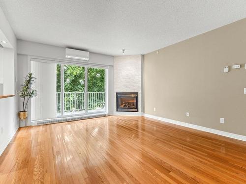 Dining room - 202-3430 Boul. Le Carrefour, Laval (Chomedey), QC - Indoor Photo Showing Living Room With Fireplace