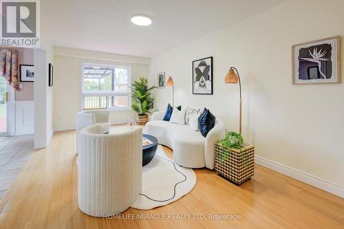 6 Resurrection Drive, Kitchener, ON - Indoor Photo Showing Living Room