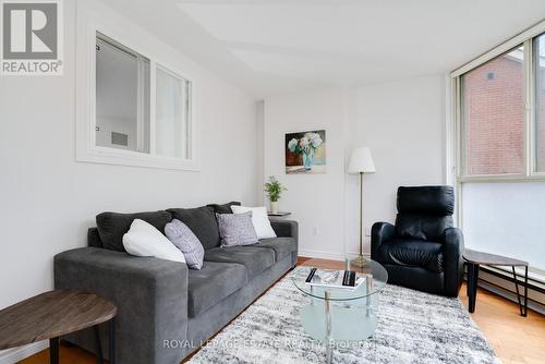 205 - 1055 Bay Street, Toronto (Bay Street Corridor), ON - Indoor Photo Showing Living Room